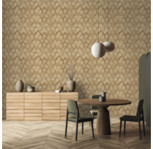 Esszimmer mit gemusterter Tapete, Sideboard, Esstisch und Stühlen