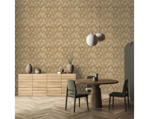 Esszimmer mit gemusterter Tapete, Sideboard, Esstisch und Stühlen