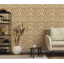 Wohnzimmer mit gemusterter Tapete, Sofa, Regal und Dekorationen für ein gemütliches Ambiente