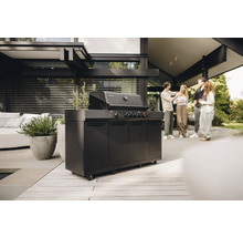 Schwarzer Gasgrill von Enders mit Unterschrank und vier Personen im Hintergrund