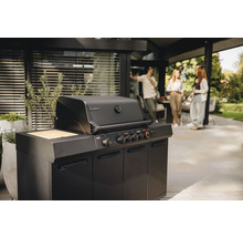 Enders Grillküche auf einer Terrasse mit Personen im Hintergrund
