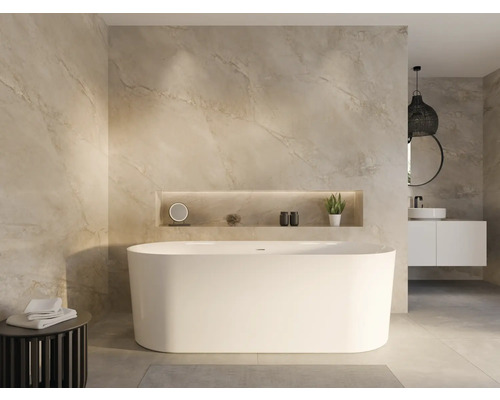 Modernes Badezimmer mit freistehender Badewanne, Waschtisch und Spiegel