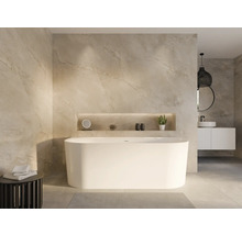 Helles Badezimmer mit freistehender Badewanne, Waschtisch und Ablagefläche