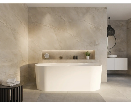 Helles Badezimmer mit freistehender Badewanne, Waschtisch und Ablagefläche