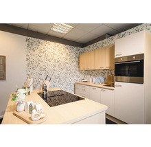 Helle Küche mit Kücheninsel, Einbaubackofen und floraler Tapete