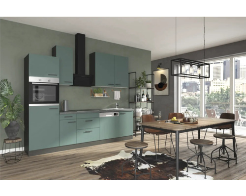 Küchenszene mit Einbauküche, Esstisch und Stühlen in einem hellen und freundlichen Raum.