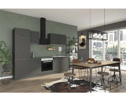 Moderne Küche mit grauen Schränken, Esstisch und Stühlen in einem hellen Raum