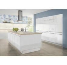 Helle Küche mit Kücheninsel, Dunstabzugshaube und Einbauschränken