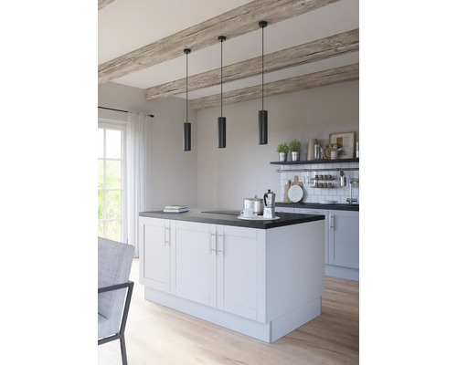 Helle Küche mit Kücheninsel und drei Pendelleuchten