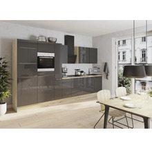 Moderne Küche mit grauen Schränken, Esstisch und Stühlen.