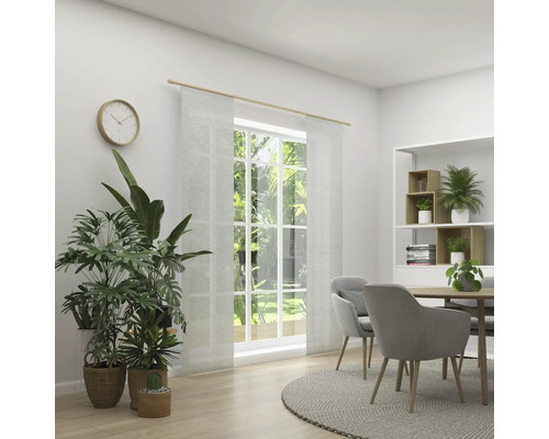 Helles Esszimmer mit Esstisch, Stühlen, Pflanzen und einem Fenster mit Gardinen.