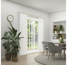 Helles Esszimmer mit Esstisch, Stühlen, Pflanzen und weißen Schiebegardinen