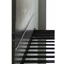 Treppe mit Metallgeländer an der Wand