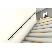 Schwarzer Treppenhandlauf an einer Wand neben einer Treppe