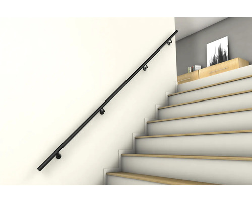 Schwarzer Treppenhandlauf an einer Wand neben einer Treppe