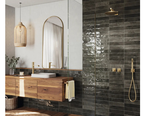 Badezimmer mit Waschtischunterschrank aus Holz, Spiegel, Dusche und Wandfliesen