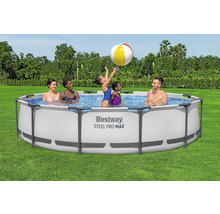 Familie im Stahlrahmenpool Bestway Steel Pro Max mit Spielball im Garten