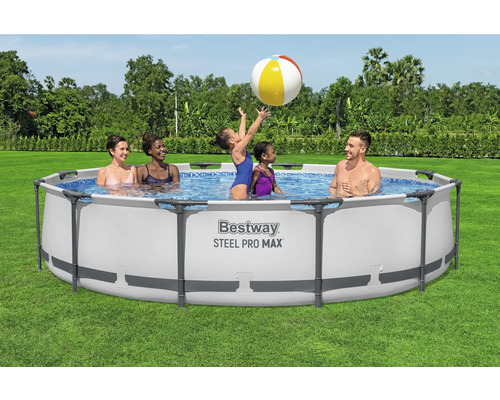 Familie im Stahlrahmenpool Bestway Steel Pro Max mit Spielball im Garten