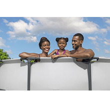 Familie genießt das Schwimmen in einem Stahlwandpool im Garten