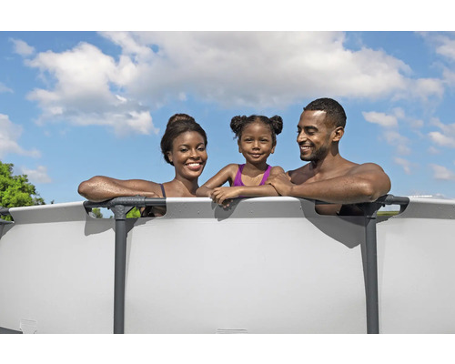 Familie genießt das Schwimmen in einem Stahlwandpool im Garten
