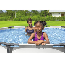 Zwei Frauen in einem Aufstellpool im Garten.