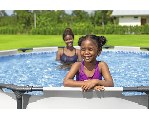 Zwei Frauen in einem Aufstellpool im Garten.