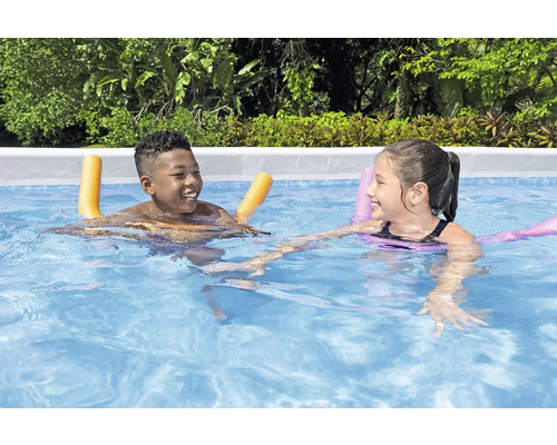 Zwei Kinder mit Schwimmnudeln im Pool