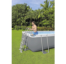 Mann steigt über eine Leiter in einen rechteckigen Stahlrahmenpool im Garten