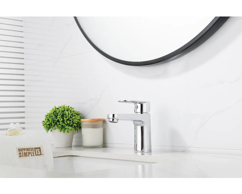 Modernes Badezimmer mit Waschtischarmatur und rundem Spiegel