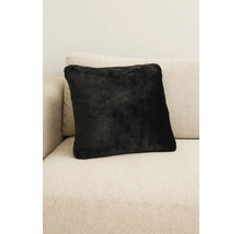 Schwarzes Dekokissen auf einem Sofa