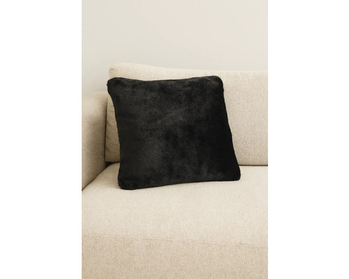 Schwarzes Dekokissen auf einem Sofa