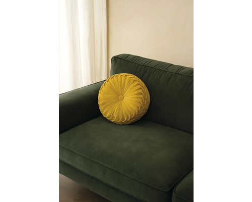 Rundes Dekokissen auf einem Sofa