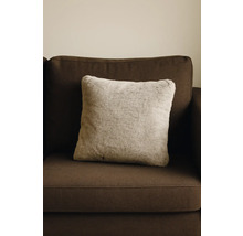 Quadratisches Zierkissen mit Felloptik auf braunem Sofa