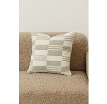 Dekokissen mit grafischem Muster auf Sofa