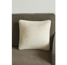 Quadratisches Kissen aus Fellimitat auf einem Sofa