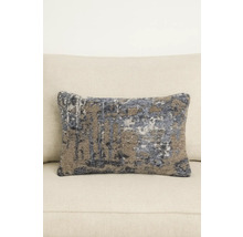 Dekokissen mit abstraktem Muster auf einem Sofa