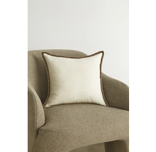 Quadratisches Kissen mit Einfassung auf Sessel