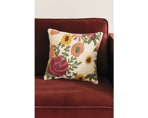 Dekokissen mit Blumenmuster auf einem Sofa