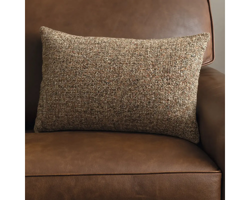 Rechteckiges Zierkissen auf einem Ledersofa