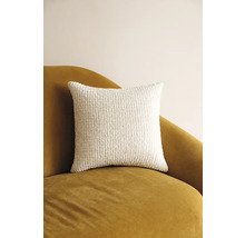 Quadratisches Dekokissen aus strukturiertem Stoff auf einem Sessel