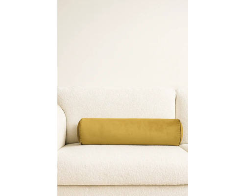 Gelbes Nackenkissen auf einem Sofa