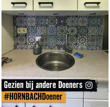 Küchenspüle mit Armatur und gemusterter Wandfliese