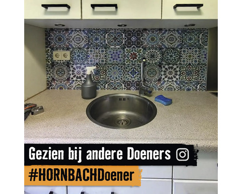 Küchenspüle mit Armatur und gemusterter Wandfliese