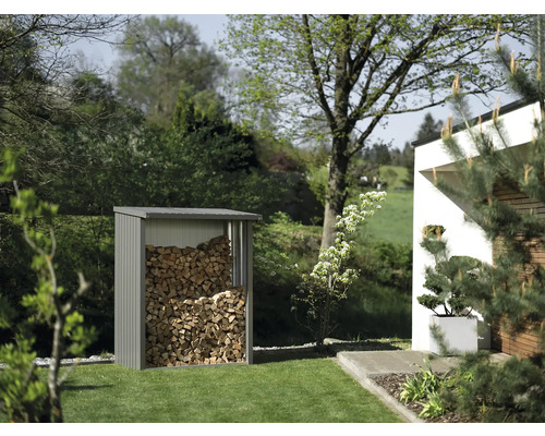 Holzlager im Garten mit Holz gefüllt.