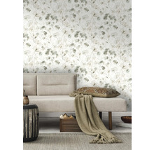 Wohnzimmer mit floraler Tapete, Sofa, Kissen und Beistelltisch