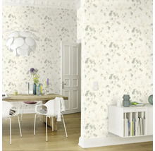 Heller Wohnraum mit geblümter Tapete, Esstisch und Sideboard