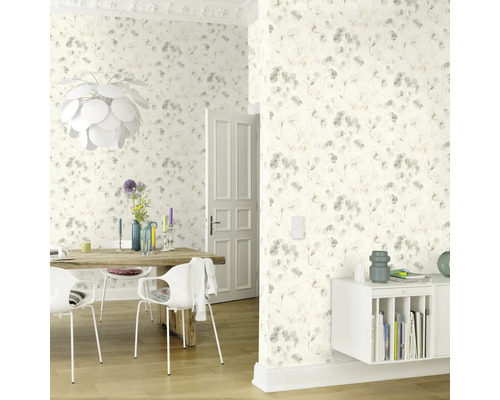 Heller Wohnraum mit geblümter Tapete, Esstisch und Sideboard