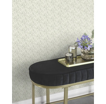 Raumansicht mit Blumentapete und schwarzer Samtbank mit goldenem Gestell