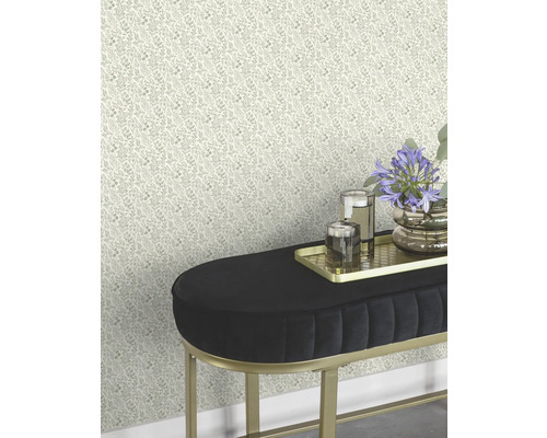 Raumansicht mit Blumentapete und schwarzer Samtbank mit goldenem Gestell