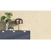 Dekorative Inneneinrichtung mit Kommode, Lampe und Pflanzen